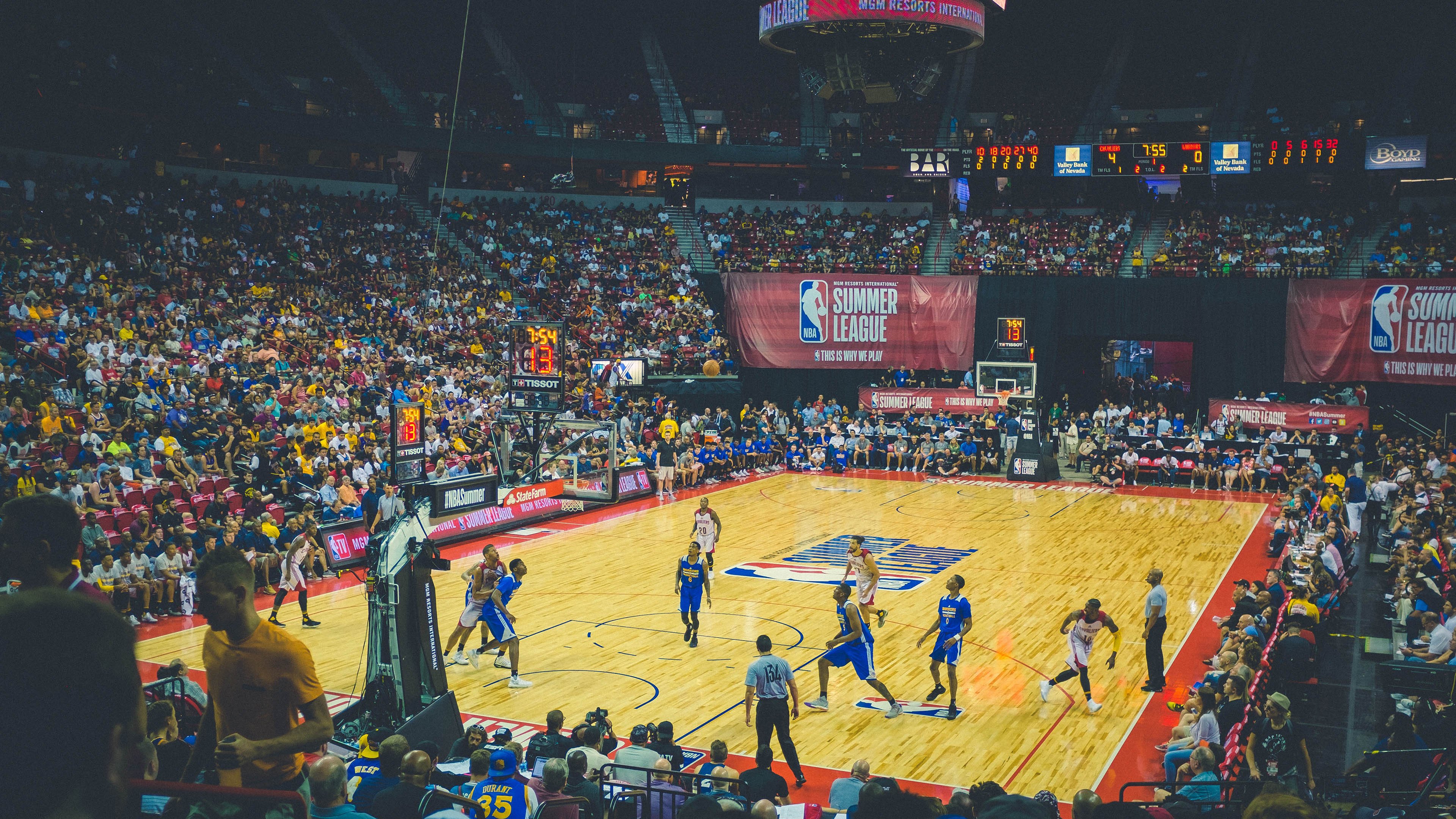 多场焦点战同时开赛考验媒体平台播报整合能力，焦点赛事